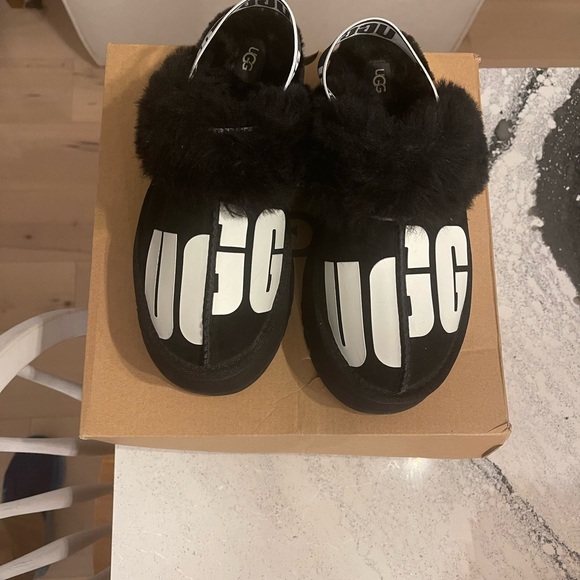 UGG FUNKETTE CHOPD BLACK SLIPPERS - WOMEN'S
UGG Maxi Slide Logo Slippers - Picture 2 of 5